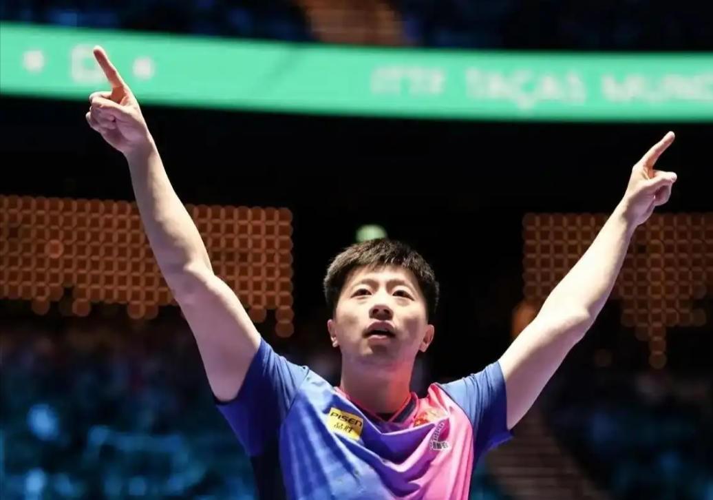 前国乒队员程靖淇直播时说，队长马龙每年都收全队不要的旧衣服。老队员换季了，衣服堆