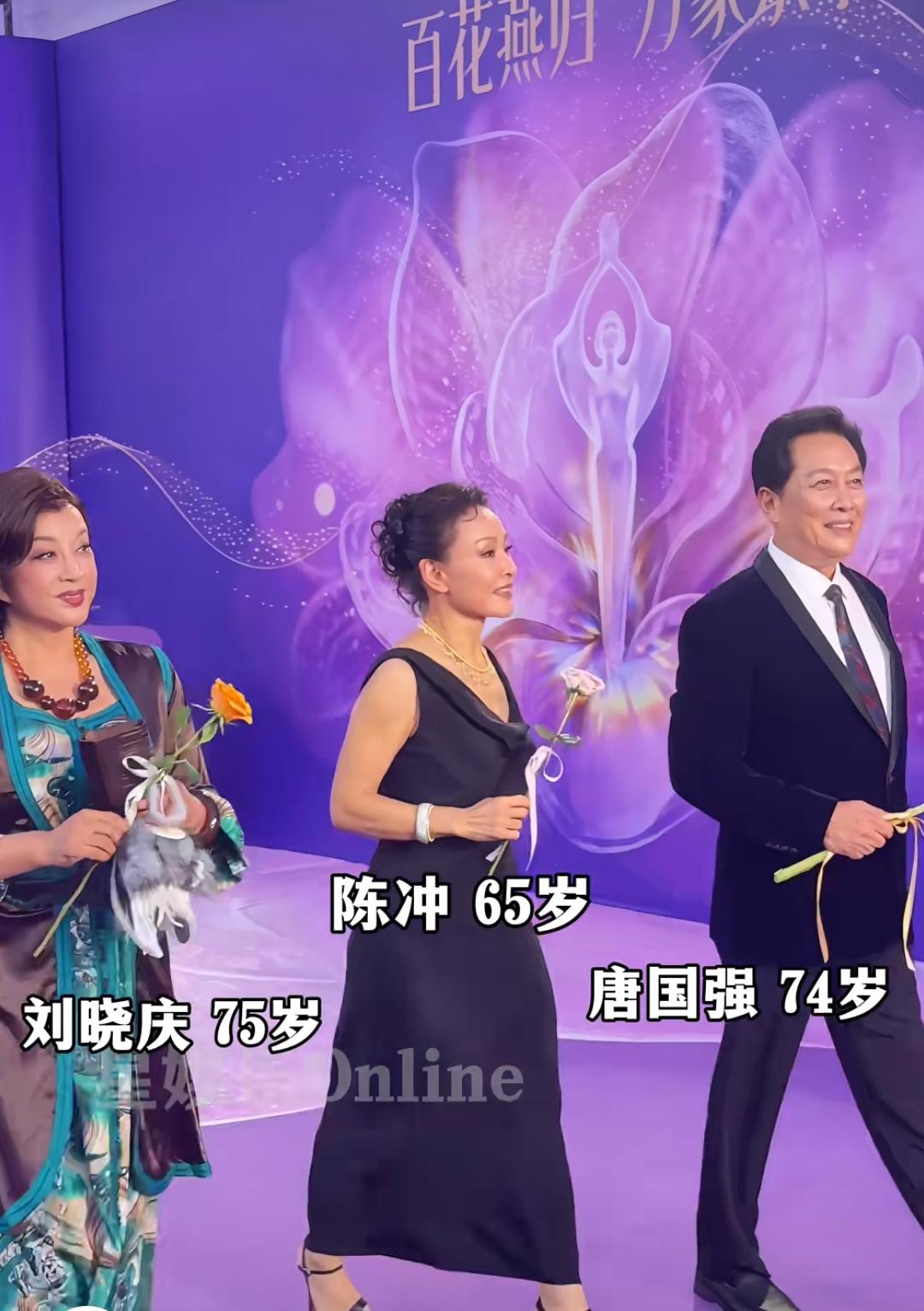 看来美国是真的混不下去了！自从她把那两个双胞胎抛弃以后就对她再也没有好感了！