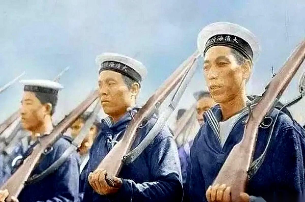 总有人说，清朝打仗输，是武器不行，是大刀长矛对上了洋枪洋炮。可1895年，日军