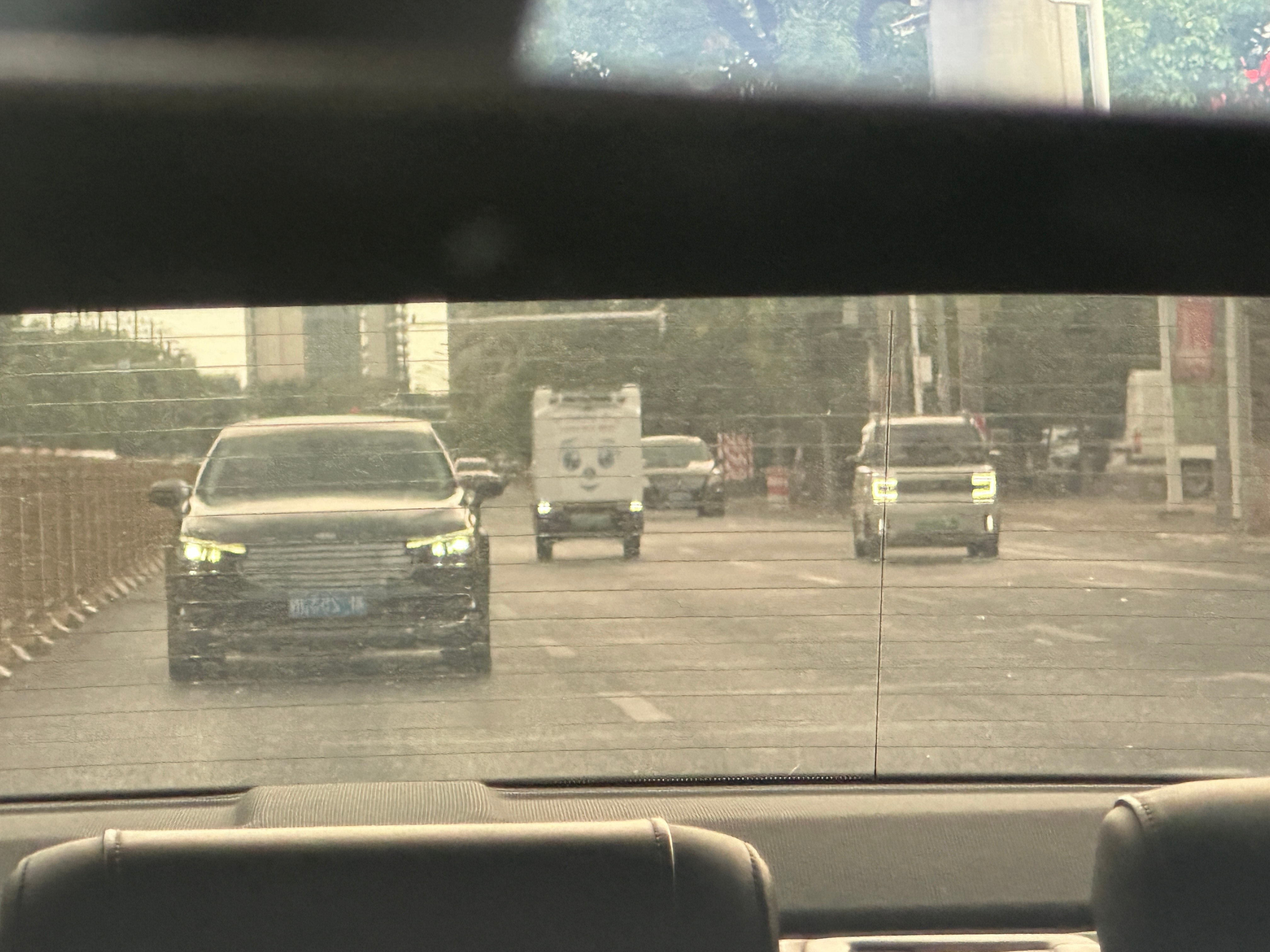 自动驾驶都没有被允许，无人车到底是怎么过得法规？这个呆呆的，在路中间不动[捂脸哭]