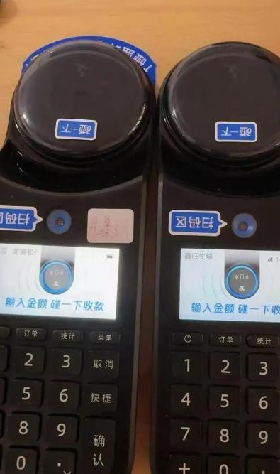 一位美国华人表示，中国的手机支付是最傻的事情，每次都需要掏出手机扫码，输入密码才