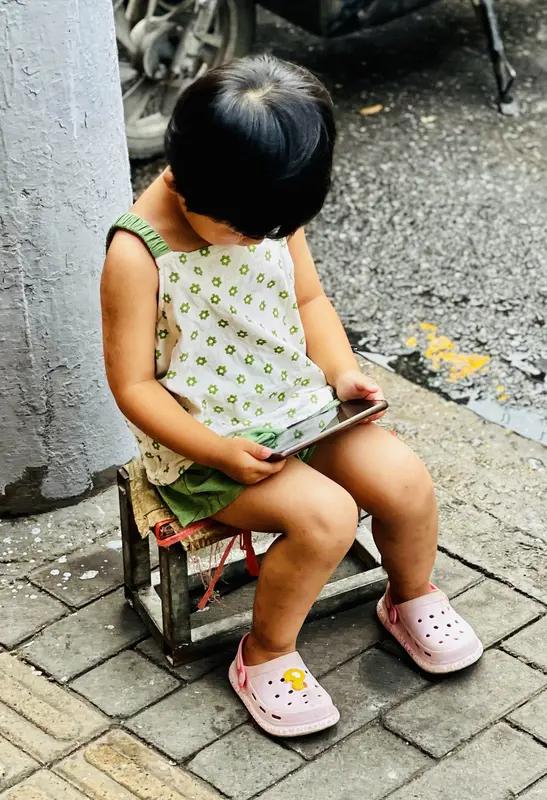说“游戏害了年轻一代”，我可不认同。几十年来，从武侠小说、电视机到网吧，再到如