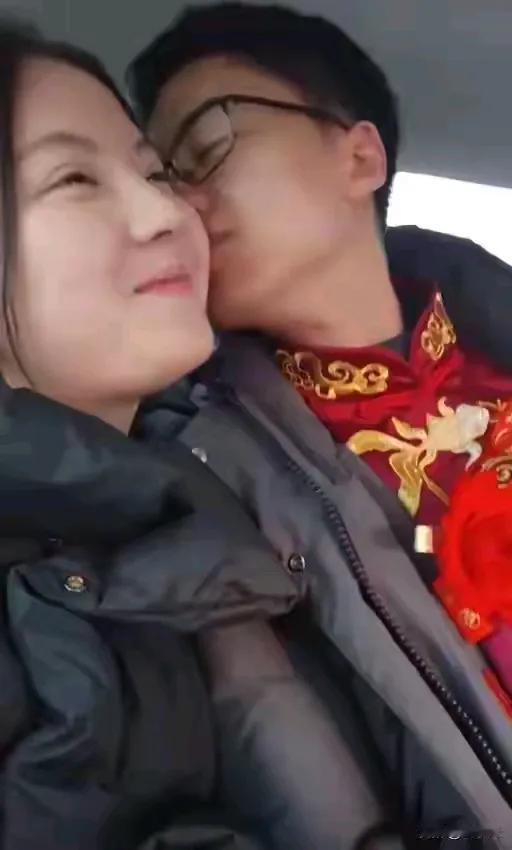 庞众望轻轻的一个吻，就让女友笑成了一朵花。他这女友对他是真爱了，看他的眼神都是拉