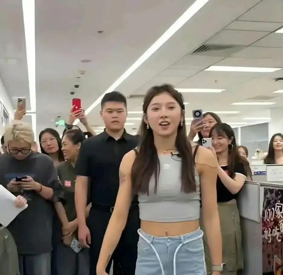 吴艳妮这个形似字母“H”的腰形估计全中国也找不出几个！但凡拥有这种腰型的女孩都