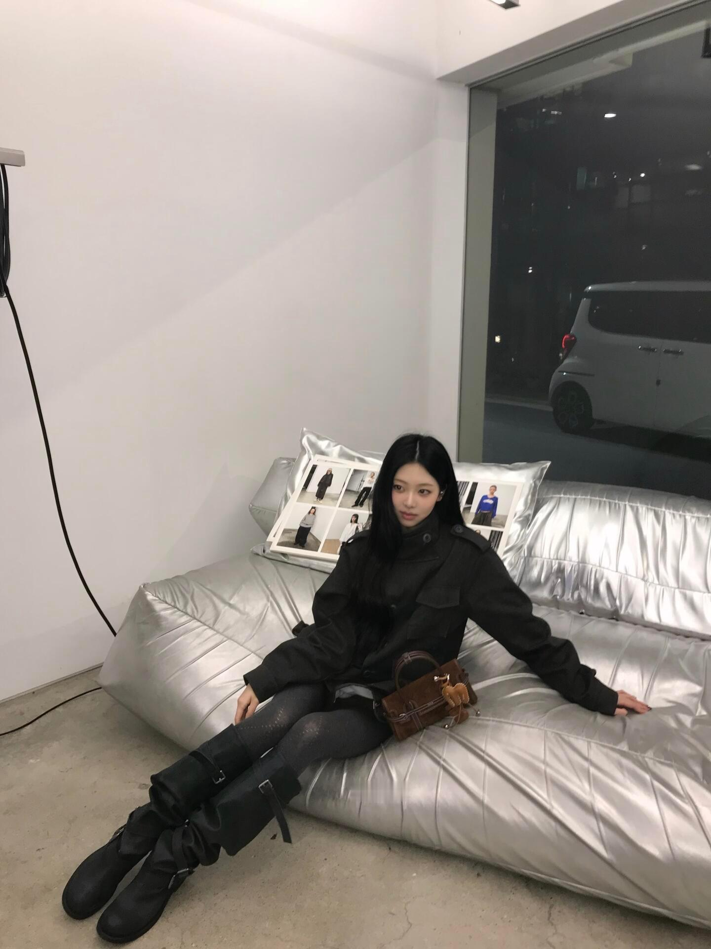 恩恩出游拍照姿势合集每一张照片都好韩吧！照片就更有生活感还喜欢拍全身穿搭完全