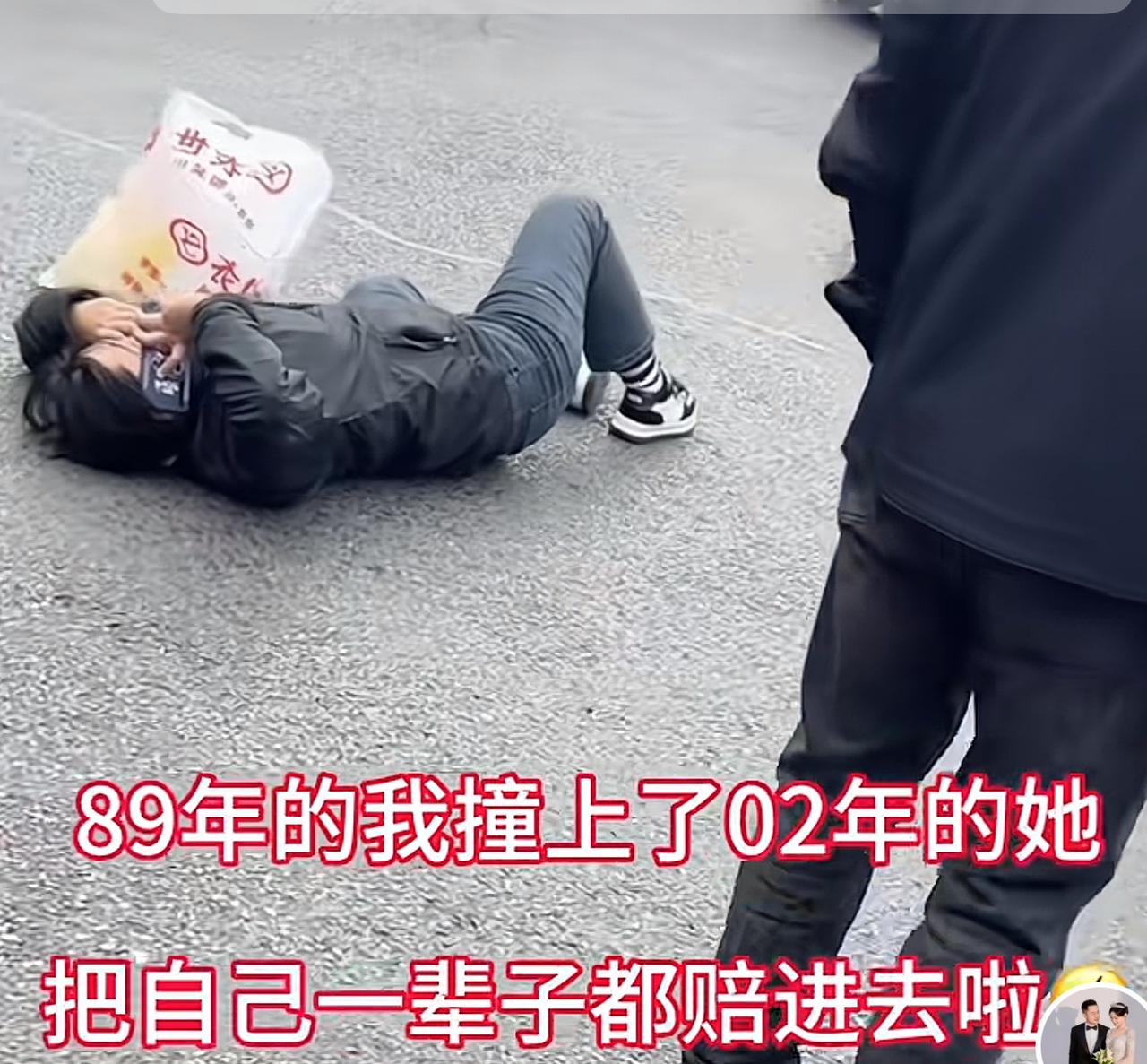 兄弟们，找老婆我就教一遍！八九年的大哥开车出门兜风，路口没把控好车速，直接追尾