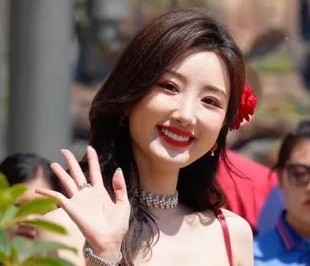 看到毛晓彤这种一线演员会去线下跳舞我怀疑过她没钱了需要赚钱，也怀疑过她是