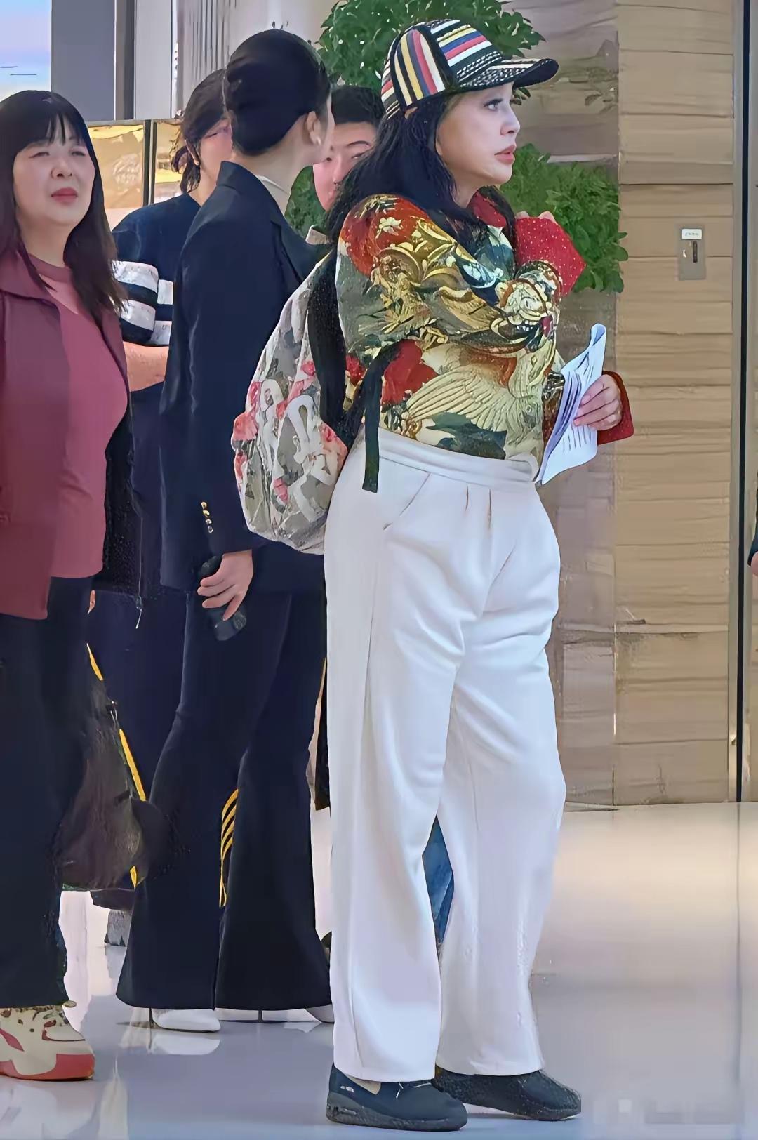 刘晓庆的审美，实在难以用言语形容，着实不敢让人恭维。瞧！那壮实的身形，着实不适