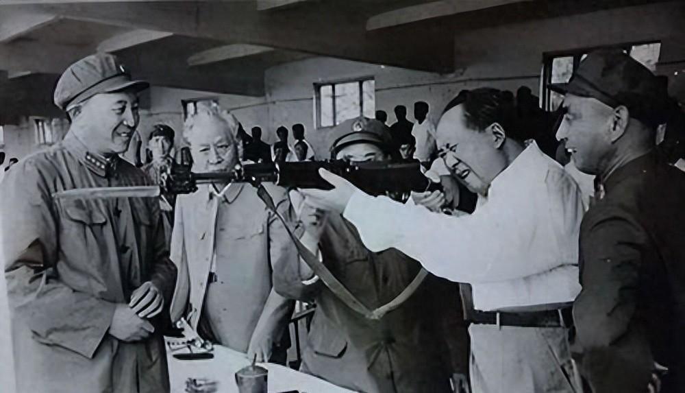 1948年毛主席与众人比试枪法，意外中靶次数超过周恩来，笑着自称运气好是谁能想到