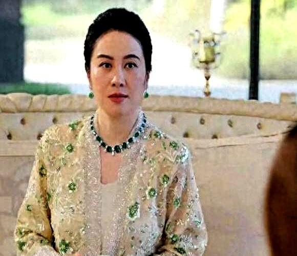 都说叶璇这面相是先苦后甜，前半生注定坎坷。高鼻梁、高颧骨，长了一张“不好