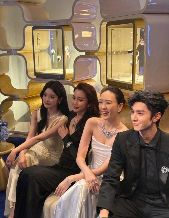 哇哦，李冰冰、童谣、陈哲远、徐若晗这四位一起出席活动，还坐到了一块，这不就是豪门