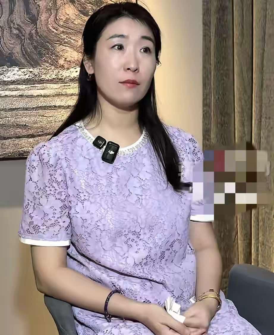 朱女士的丈夫出来发声了，"我每个月给她转生活费，是一笔不菲的数目，朱女士三次手术