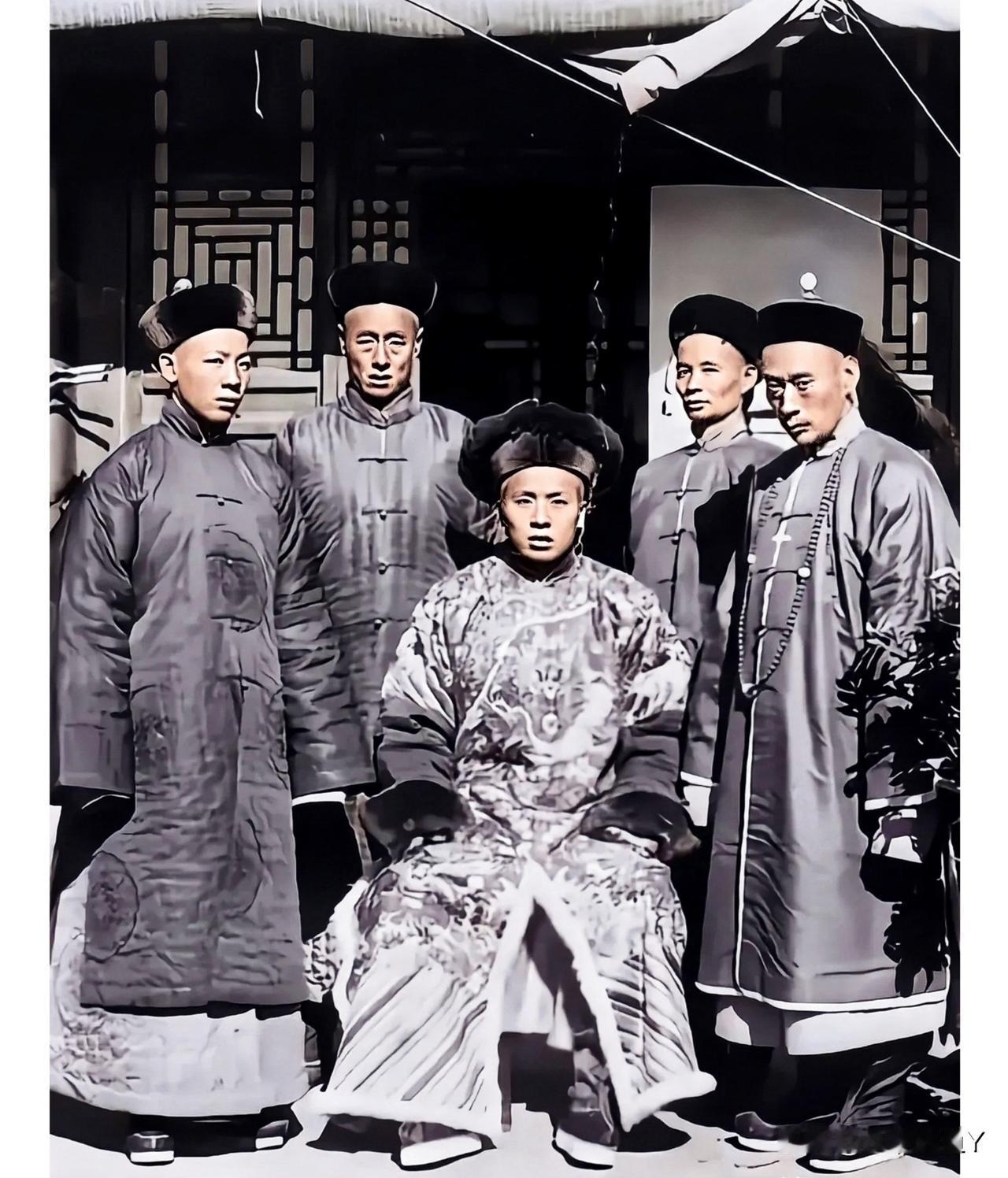 这才是1902年晚清大内高手在院子里的真实样貌，这可不是演戏，也并不是电视剧里的