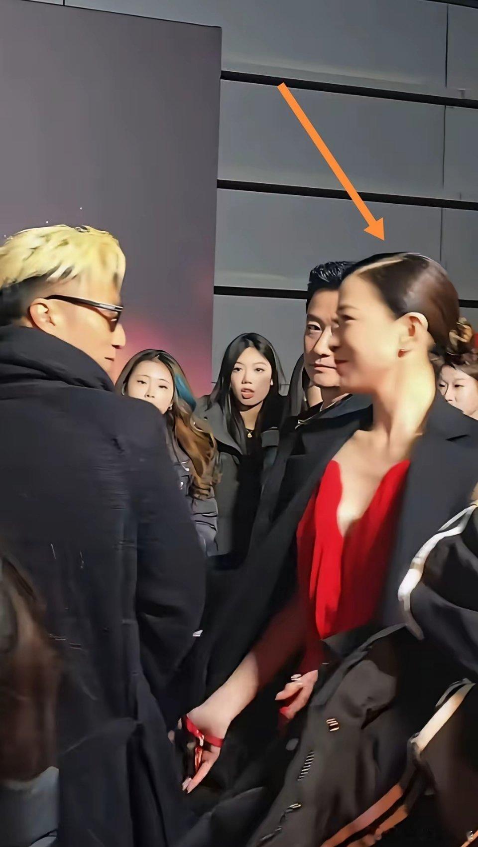 美女和谢霆锋微笑点头打招呼，看都没有看吴京一眼，大导演吴京表情有些尴尬。只是那