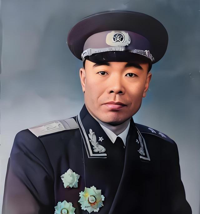 1955年，中南海怀仁堂的授衔仪式现场，当周恩来总理将中将军衔命令状递到曾泽生手