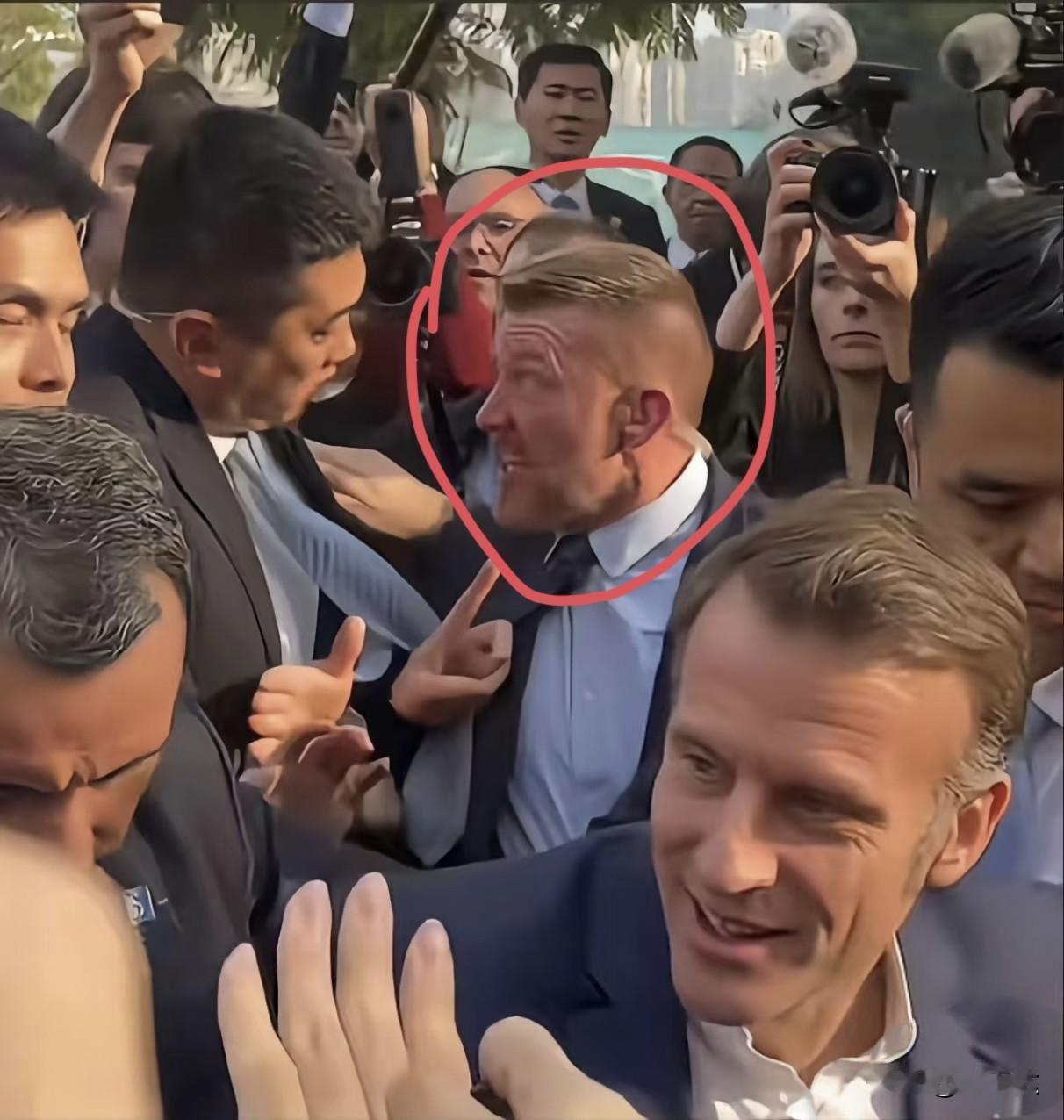 马老板在成都玩得这么嗨，后面保镖的脚是让人踩了吗[大笑]其实也不怪马老板保