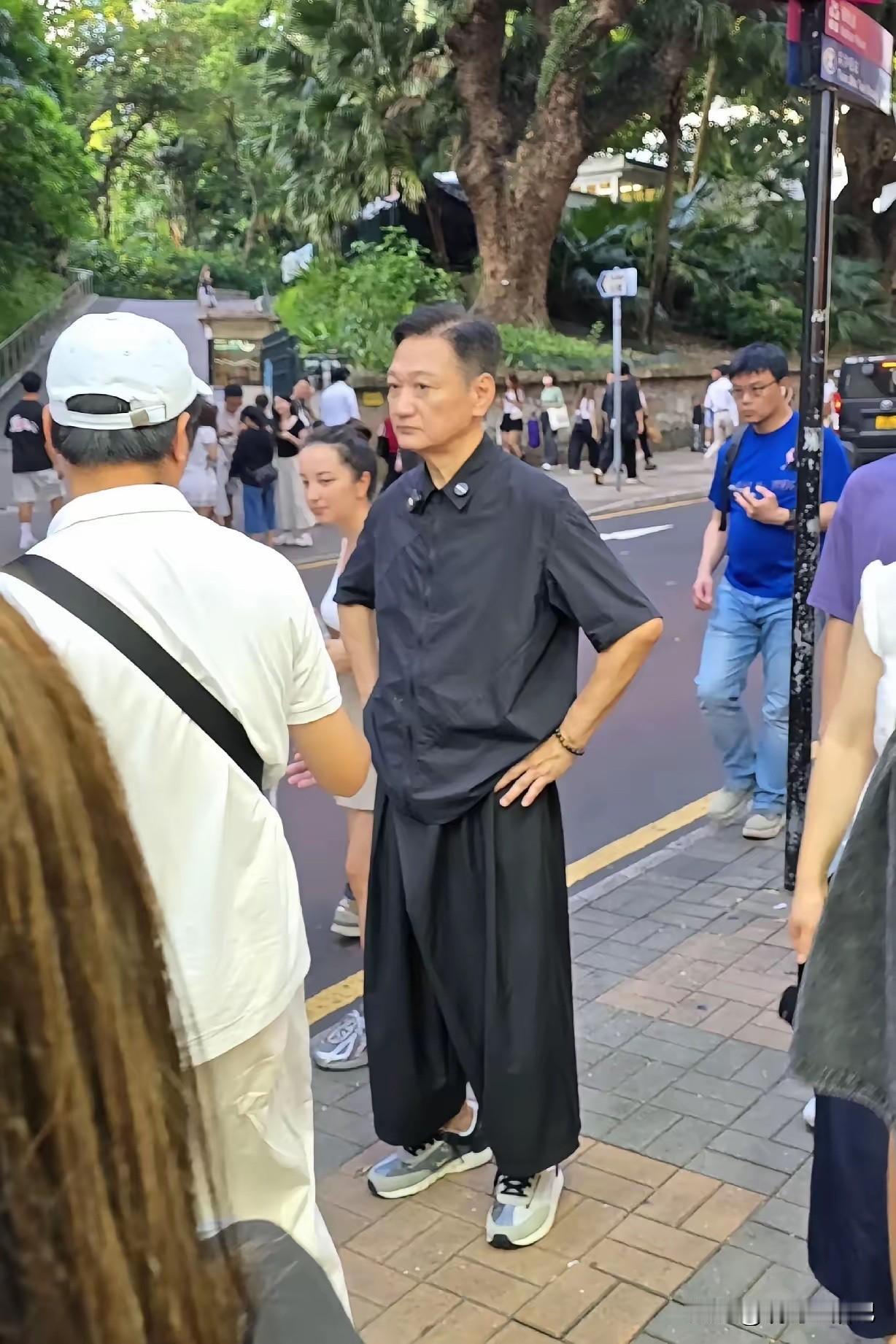 香港街头，演员在人群中非常接地气。