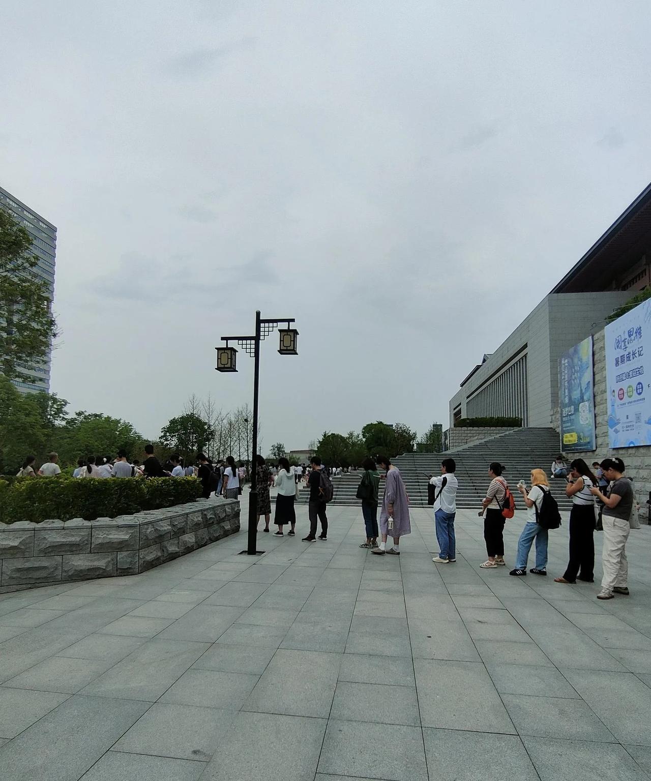 西安不愧是文化之都。6月18日，我一个住在高新区的朋友想去省图书馆借书，她来到