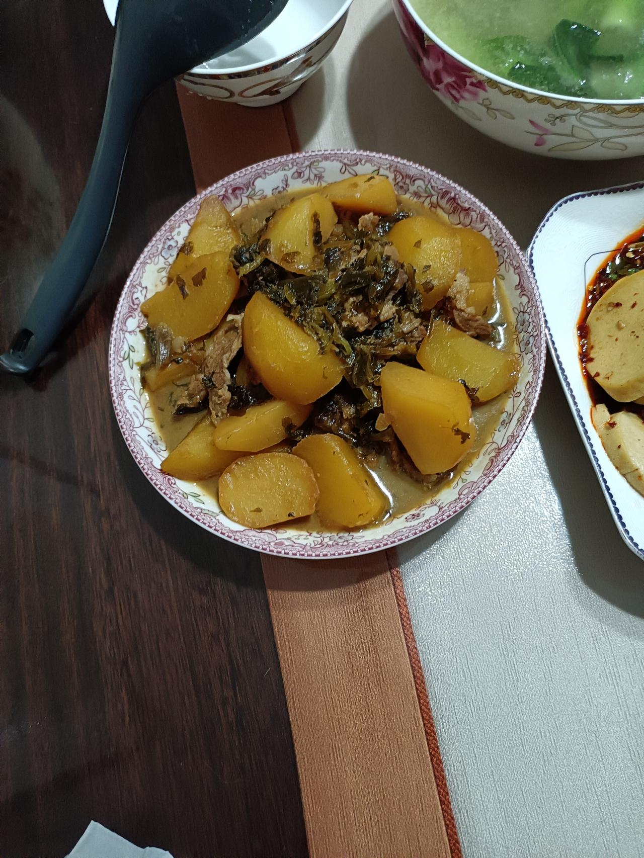 午餐菜品：土豆雪菜肉片凉拌素鸡青菜粉皮汤主食：蚕豆咸肉