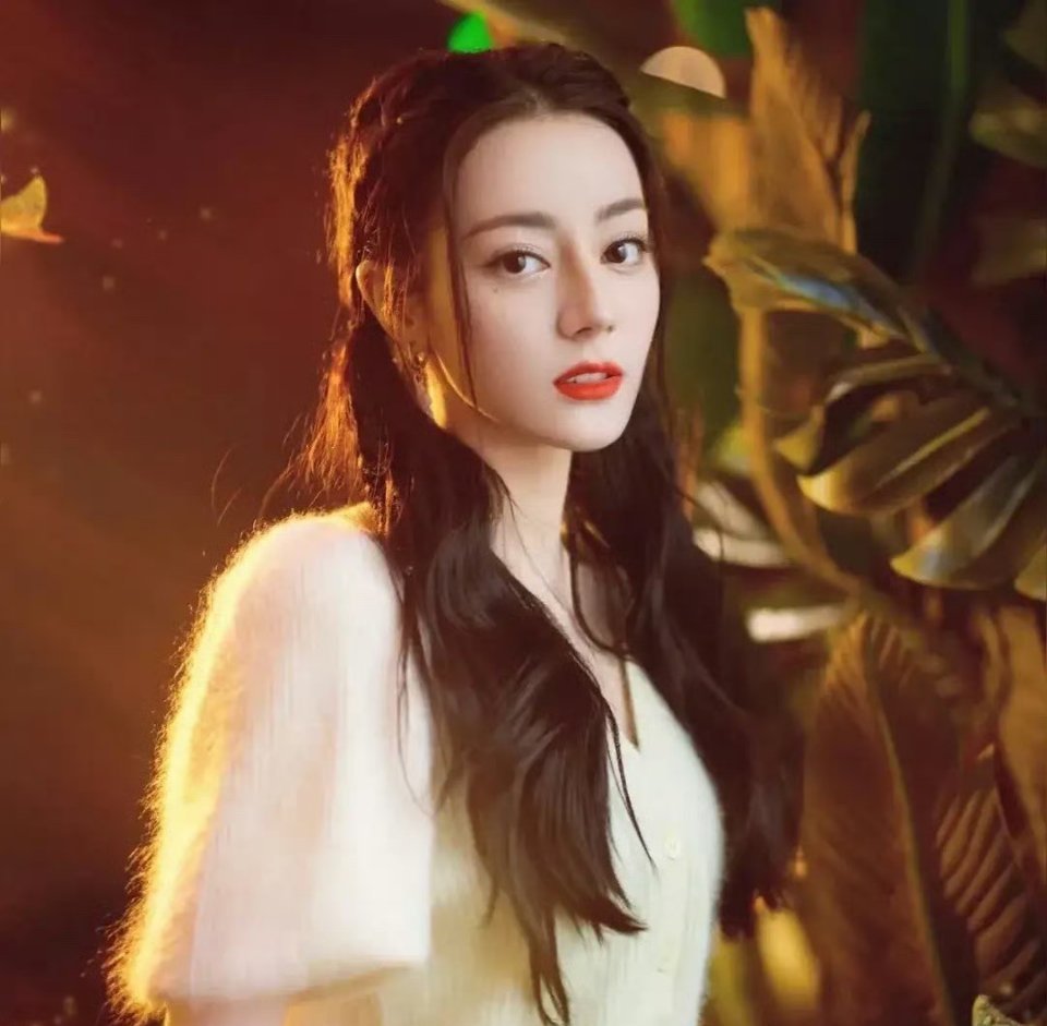 这个世界，对美女很宽容。但是，对美女演员却从来不。如果这个美女，一直是个花瓶，那