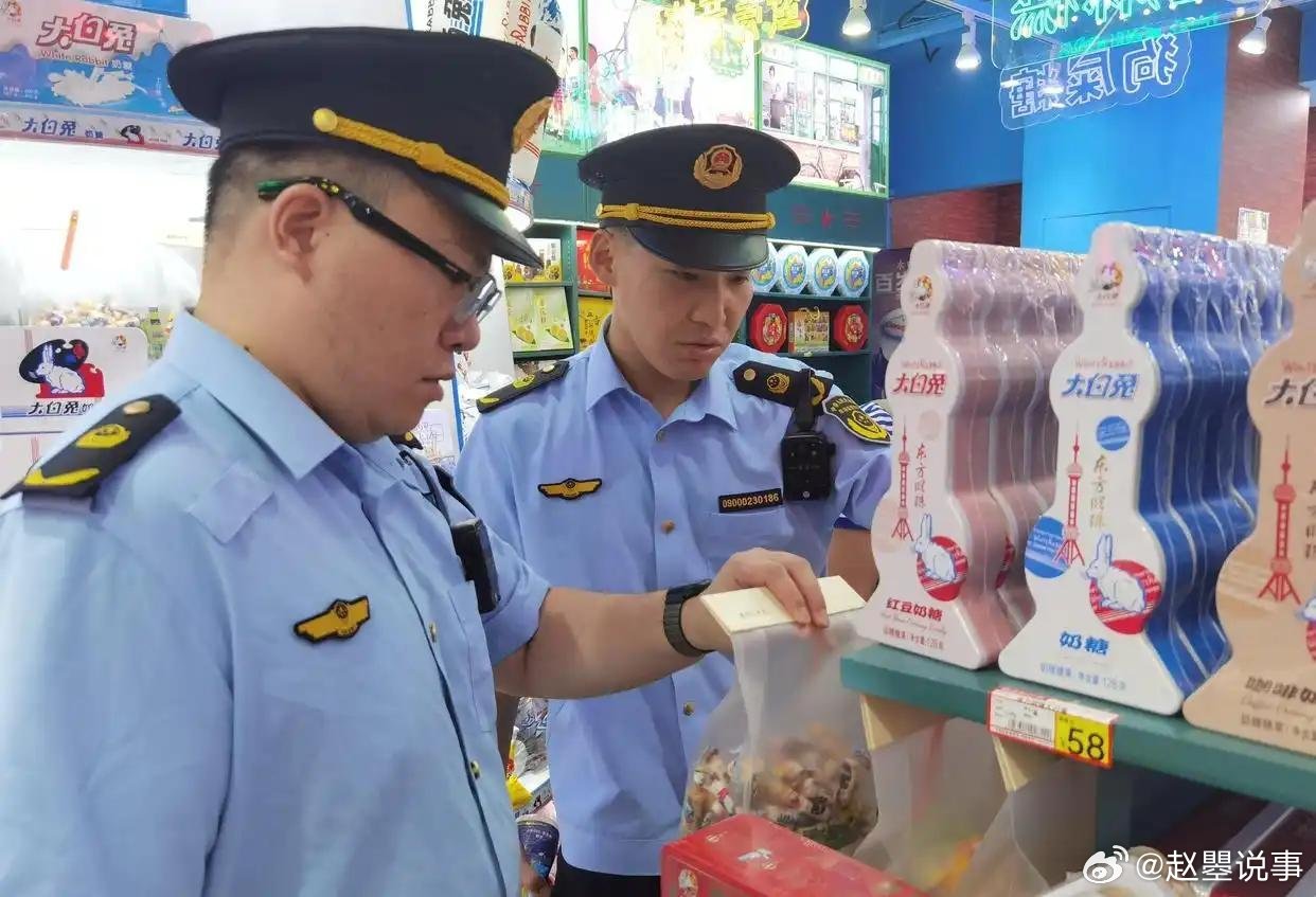 五个人，一顿饭，三百多块。吃完，领头的那个男的摊开手，用生硬的英语说了一句"Wa