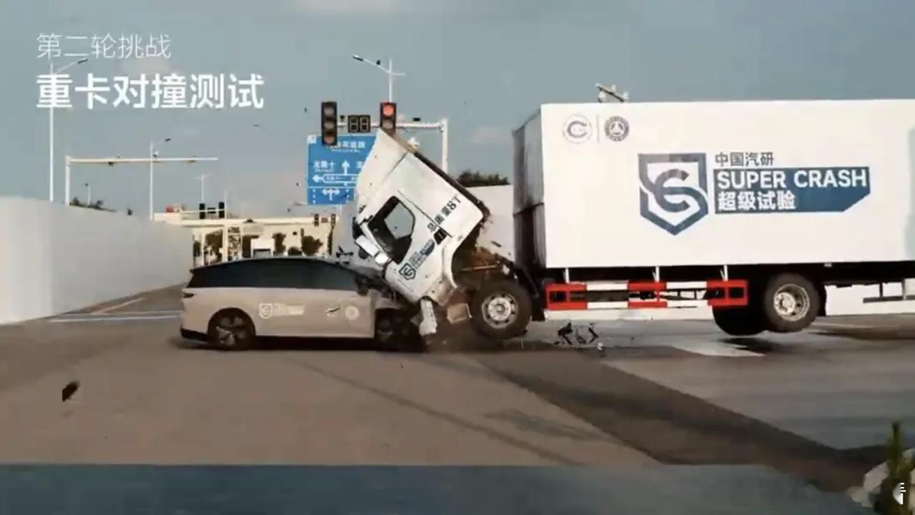 理想i8撞掉重卡车头还“毫发无损”？乘龙卡车喊冤：太假了7月31日消息，理想汽