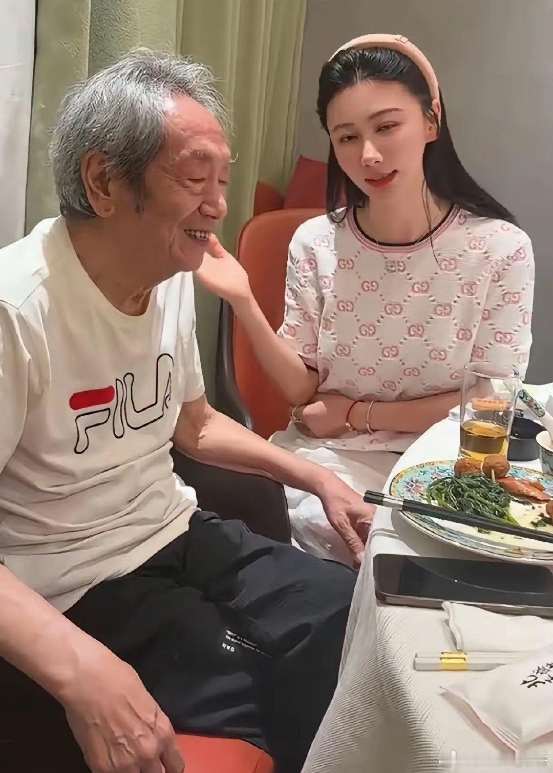 80岁老戏骨王奎荣，和小37岁妻子，晚年生活太幸福，连吃饭都要秀恩爱，令人羡慕不