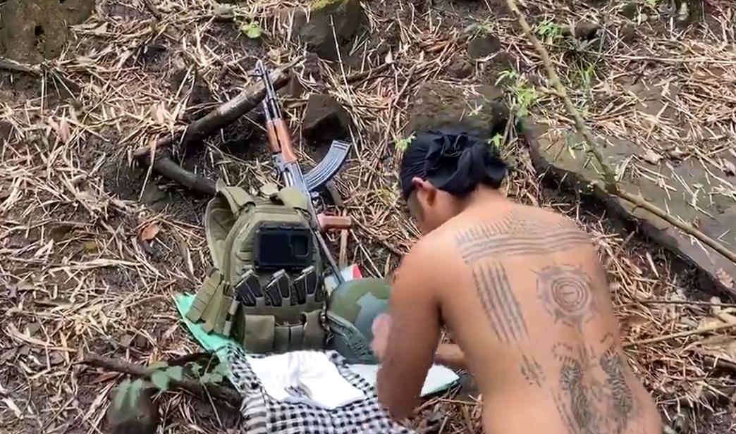 虔诚的柬埔寨佛教徒士兵！在上阵作战之前，这名柬埔寨士兵，向自己的军装和武器装