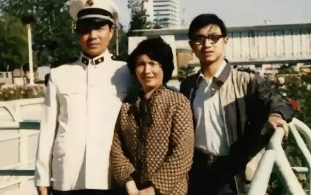 90年代，19岁的汪峰与父母合影。父亲汪继军（海政歌舞团长号演奏员、军官）戴眼镜