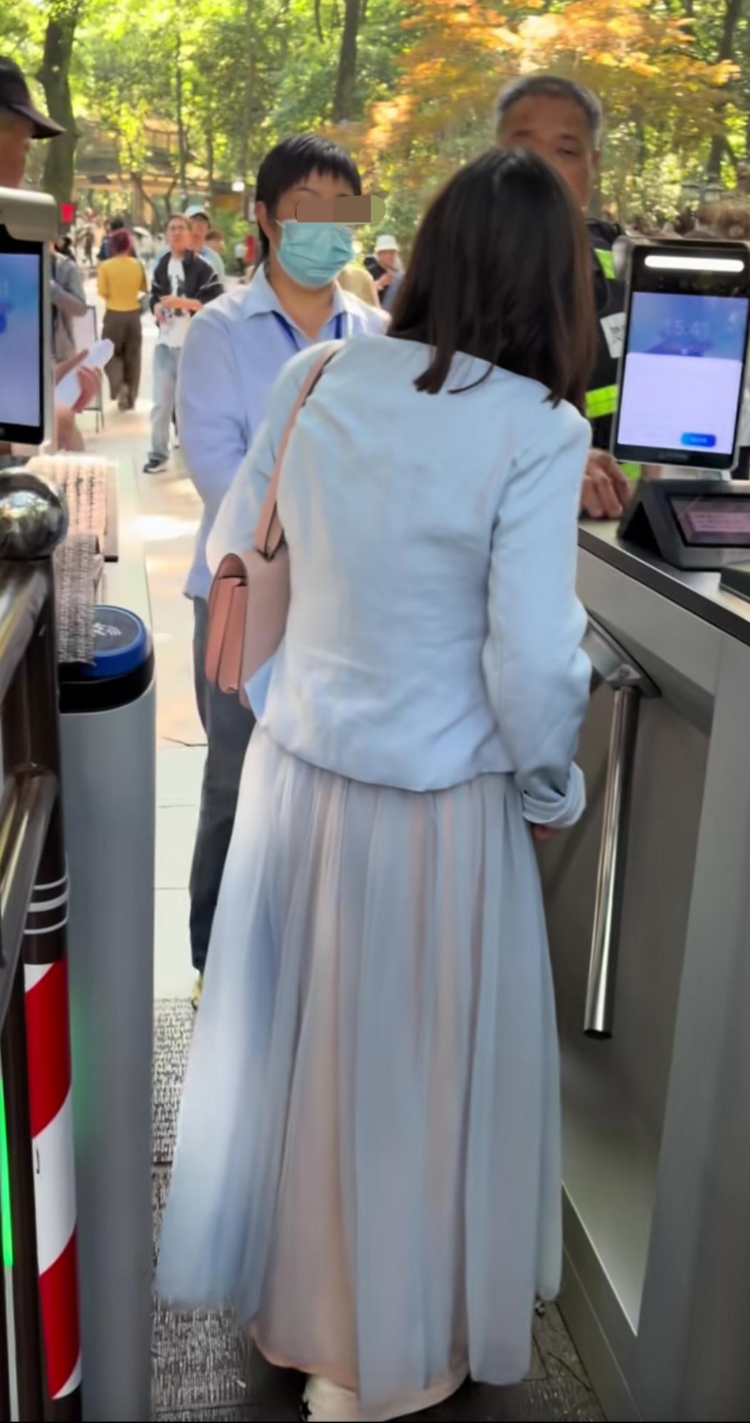 杭州，灵隐寺入口处。女子无法验证通过，但女子又一定要进去，工作人员让她输身份证号