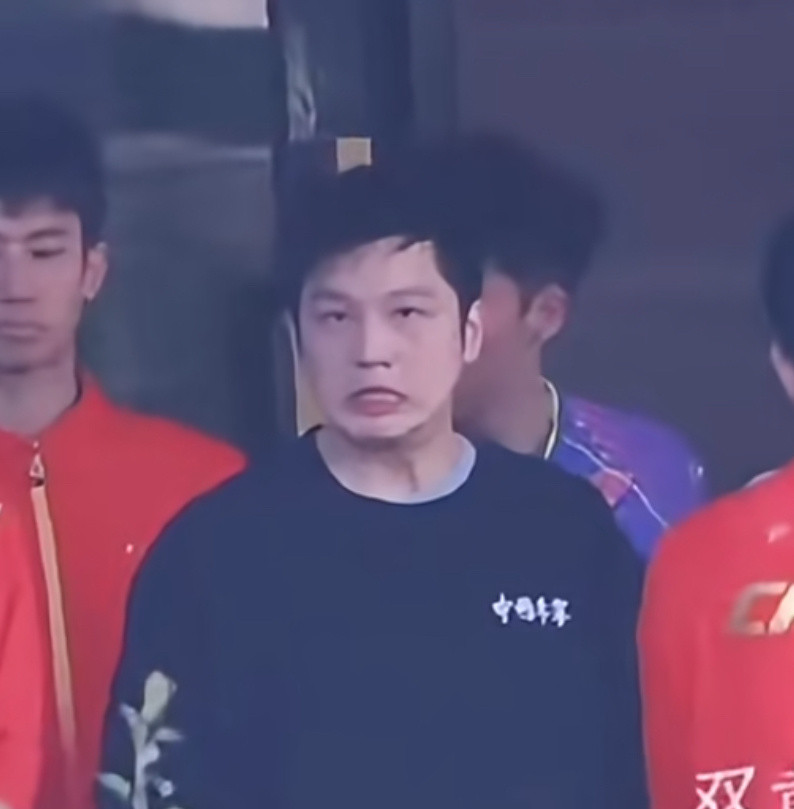 一只吃饼干卡牙齿的小熊🐼樊振东有点子可爱～​​​