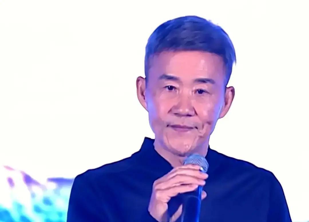 73岁的王石戴上假发那刻，就撕掉了中国企业家的最后一张标签。你看到的不是造