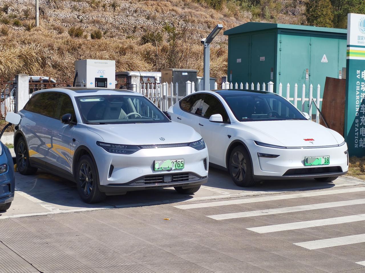 特斯拉ModelY的颜值，还不如零跑C11好看。高速充电站，看到一辆零跑C