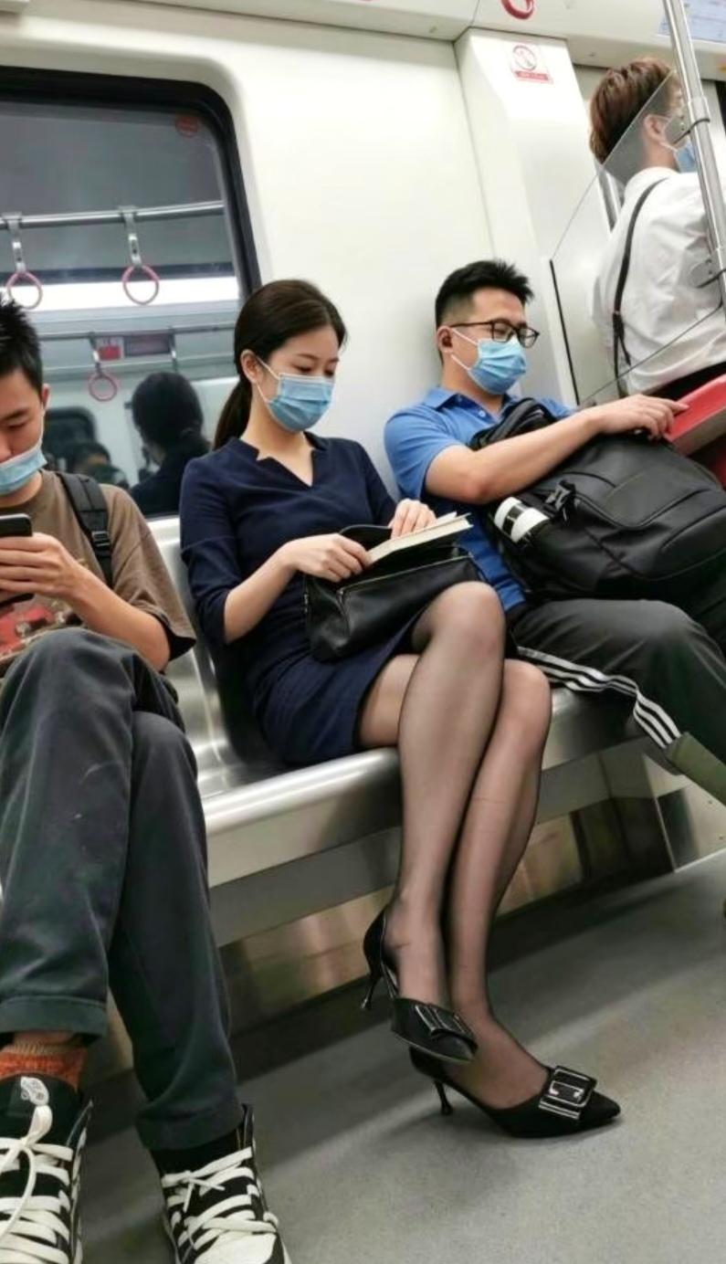 一个细节就说明了真相这不是真实的地铁是AI图您知道哪个细节吗