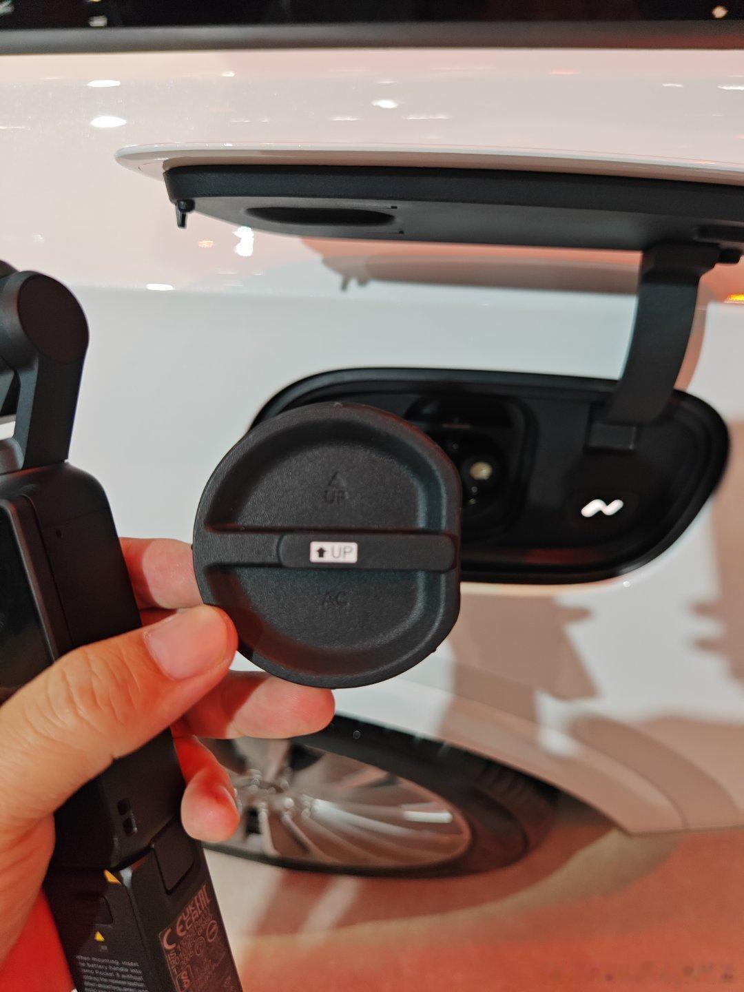 发现乐道L90这个充电口的盖子设计还是非常有意思的，一个盖子同时适配交流口和直流