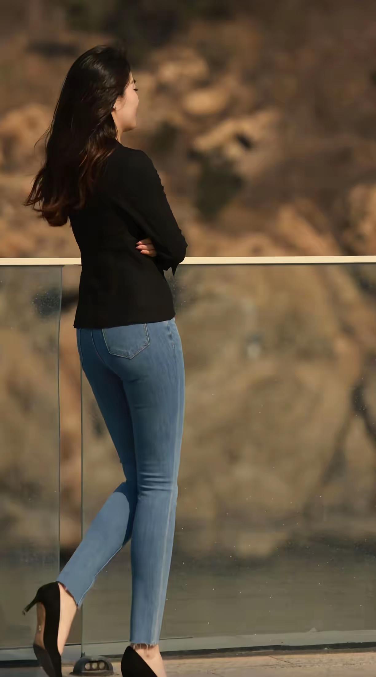 走路时牛仔裤自然摆动，为穿着者增添了一份灵动的优雅。