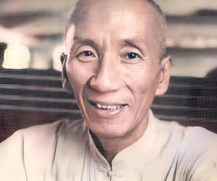 1949年，叶问丢下妻儿连夜离开佛山，到了香港改名换姓，至死不提大陆往事。叶
