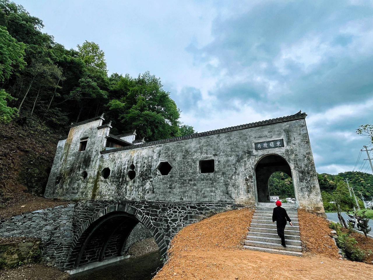 祁门县大洪古道上偶遇一座小廊桥——安阜桥，是古道必经之地，估计原来应该也是很热闹