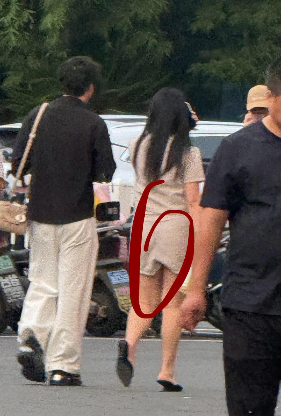 其实她这个裤子中间破了，挺大一缝儿的，但是我比较内向，跟了五百多米，最后还是没好
