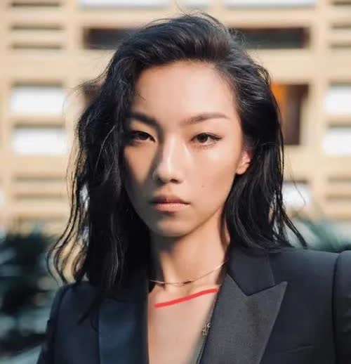 那尔那茜外公火了！其实大家不用去猜测了，是的，她外公是很厉害的人物。