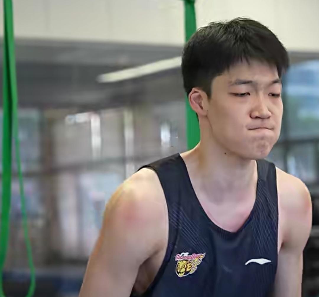 苦练增肌！张家睿扎根力量房，全力补强内线对抗短板训练馆灯火通明，广东宏远年