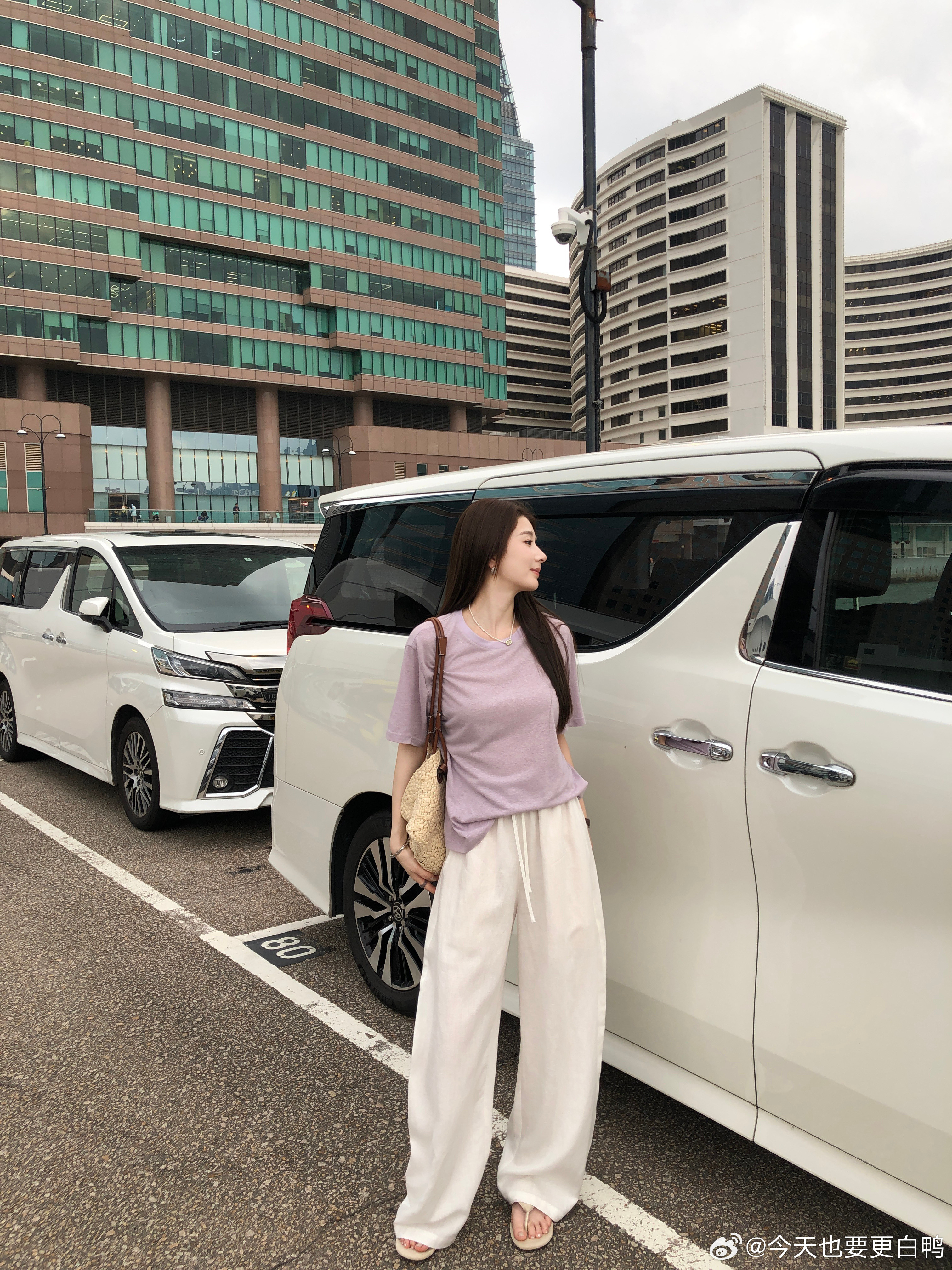 今年夏天的本命小白裤！我的自留！！超级好穿好搭好看🤍弯刀阔腿裤型，松弛随性～天