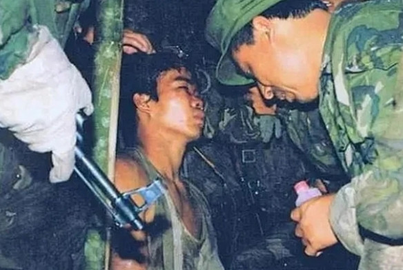 1985年，侦察兵隆志勇越境侦察，竟意外撞见了巡逻的越军。越军立即开火，一枪精准