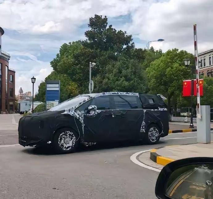 好大一个MPV，这个是？鸿蒙智行