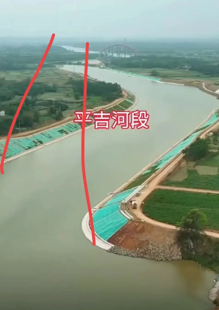 有一点想不太明白，既然是运河，又是人工挖出来的，干嘛要修成弯的，修直不是更省钱，
