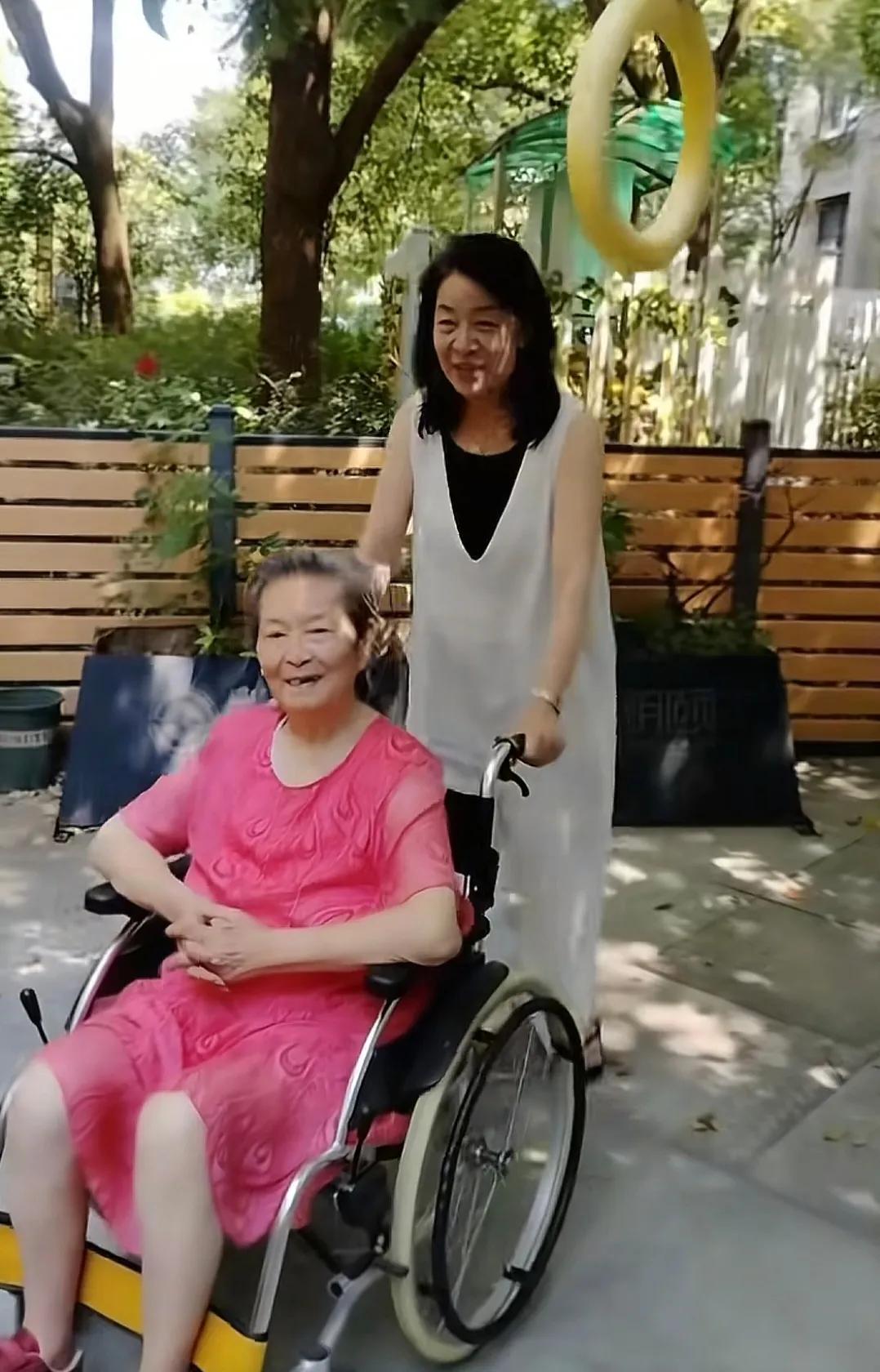 你认得出来照片里的这两位老戏骨吗？她们是亲母女，一个演过贾宝玉的妈妈，一个演过王