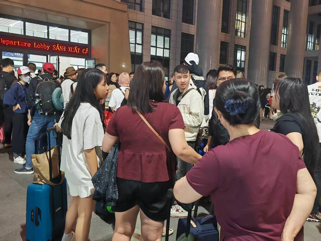 越南游客挤爆云南河口边境口岸5月3日晚上20：00，云南河口边境口岸挤满了越