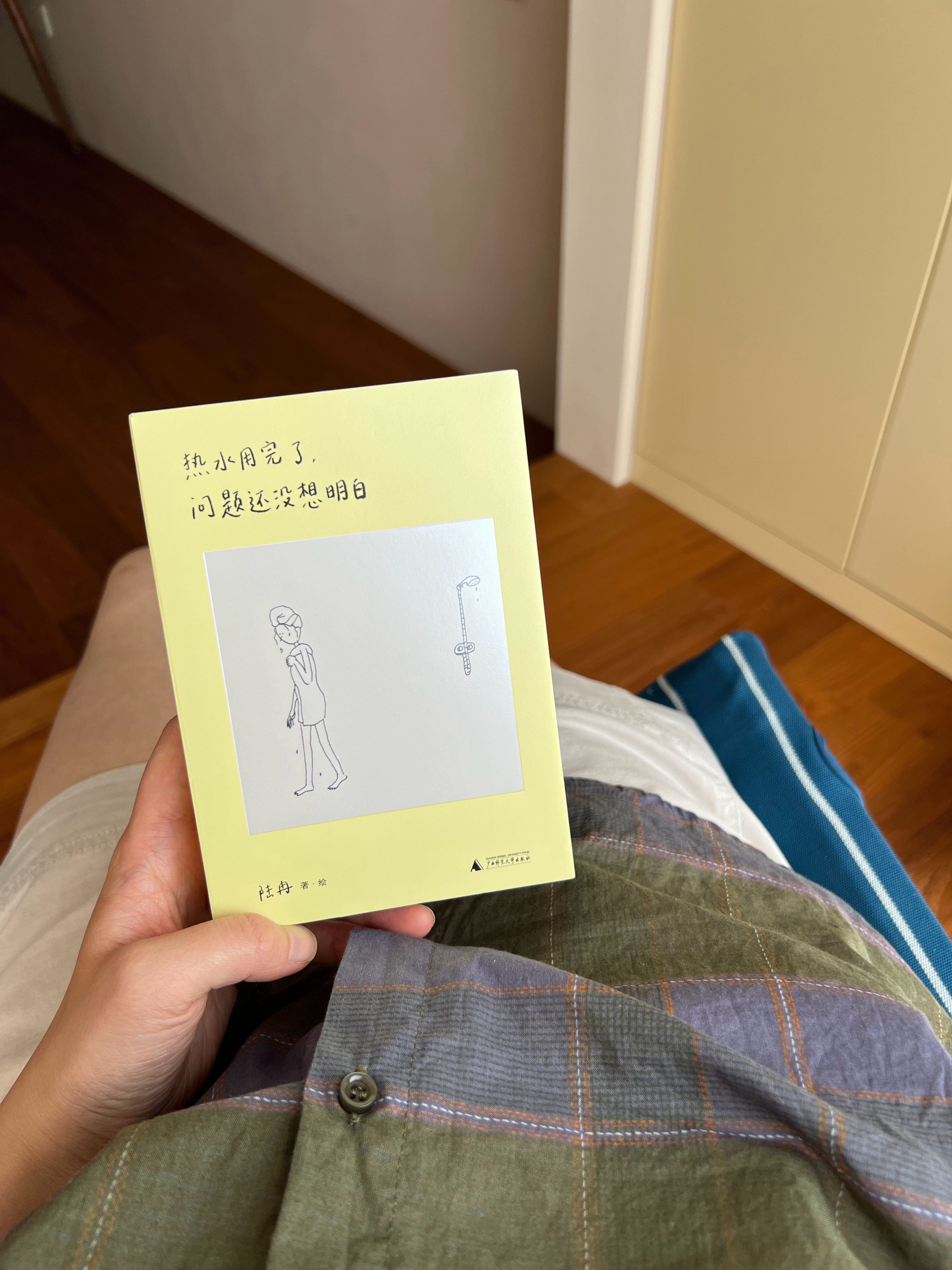 设计师和摄影师在客厅里为拍摄摆场，美丽物件在不同空间调换，哪个角度好，哪个色系搭