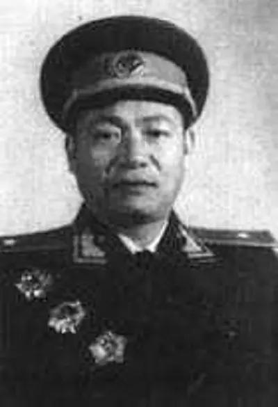 肖文玖（1915年-2001年）绰号肖坦克，是员鲜为人知的猛将。参加土地革命、抗