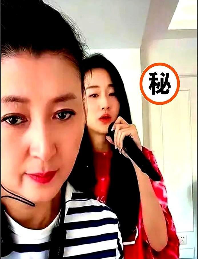 【直播翻车后火速打补丁？闫学晶的“温馨剧本”能骗过算法吗】一场“婆婆坐C位，